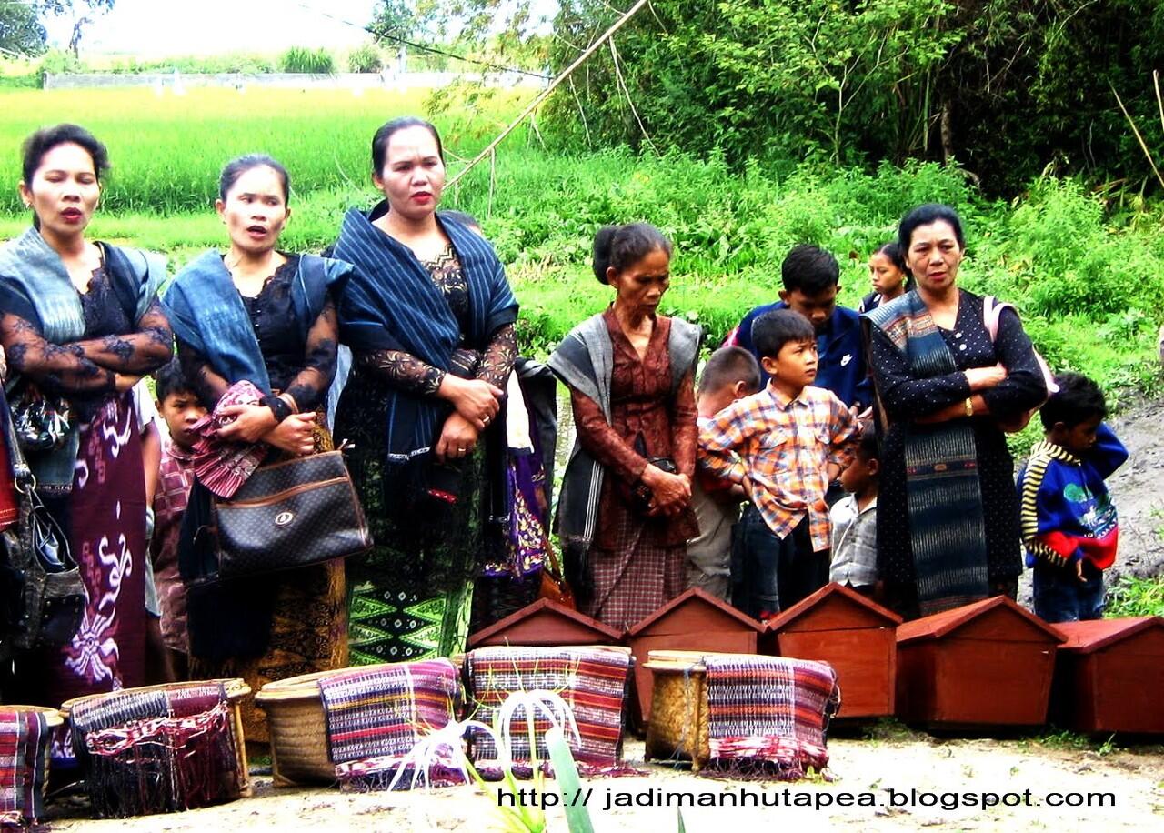 Tradisi adat Batak toba Mangokal Holi (menggali dan memindahkan tulang belulang)