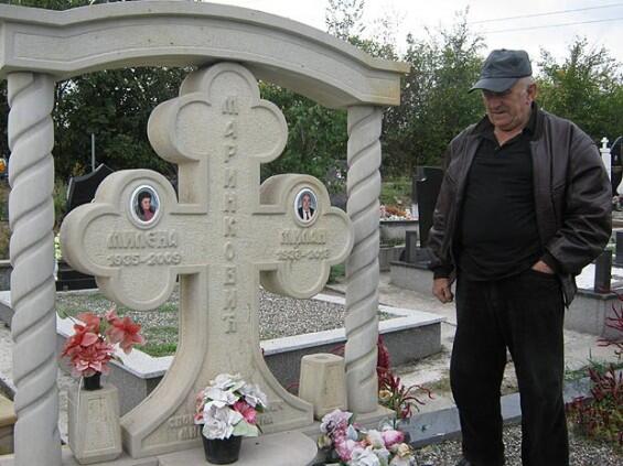 batu nisan dikasih ukiran kemaluan gan.. ada-ada aja..