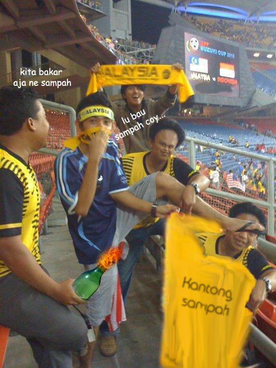 Master sotosop masuk sini nieh! Ada yang nginjek bendera indonesia