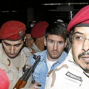 Messi di bawah ‘todongan’ senjata