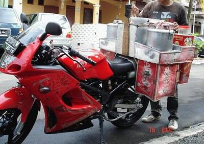 gila gan tukang bubur yang atu ini top banget,tanggepan agan apa......