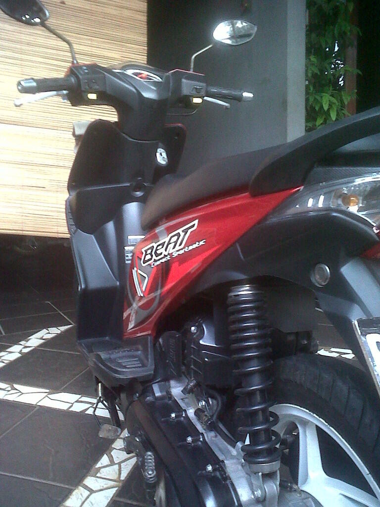 dijual honda beat 2010 warna merah gresss full orisinil