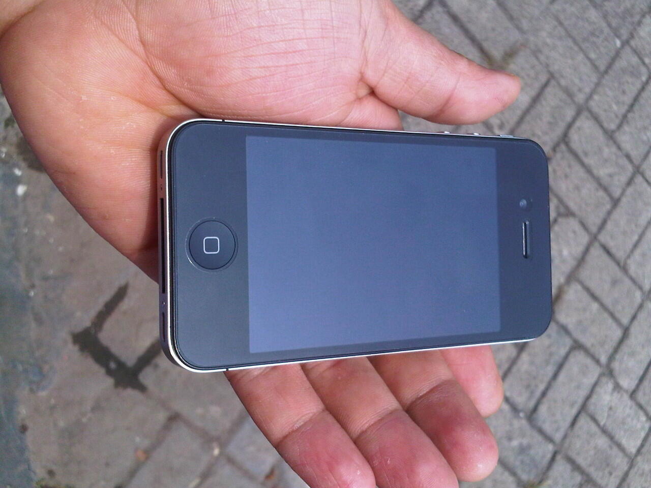 WTS: iphone 4G 16GB Black iphone 4G 16GB Black iphone 16GB Black. Mulus Dan Lengkap