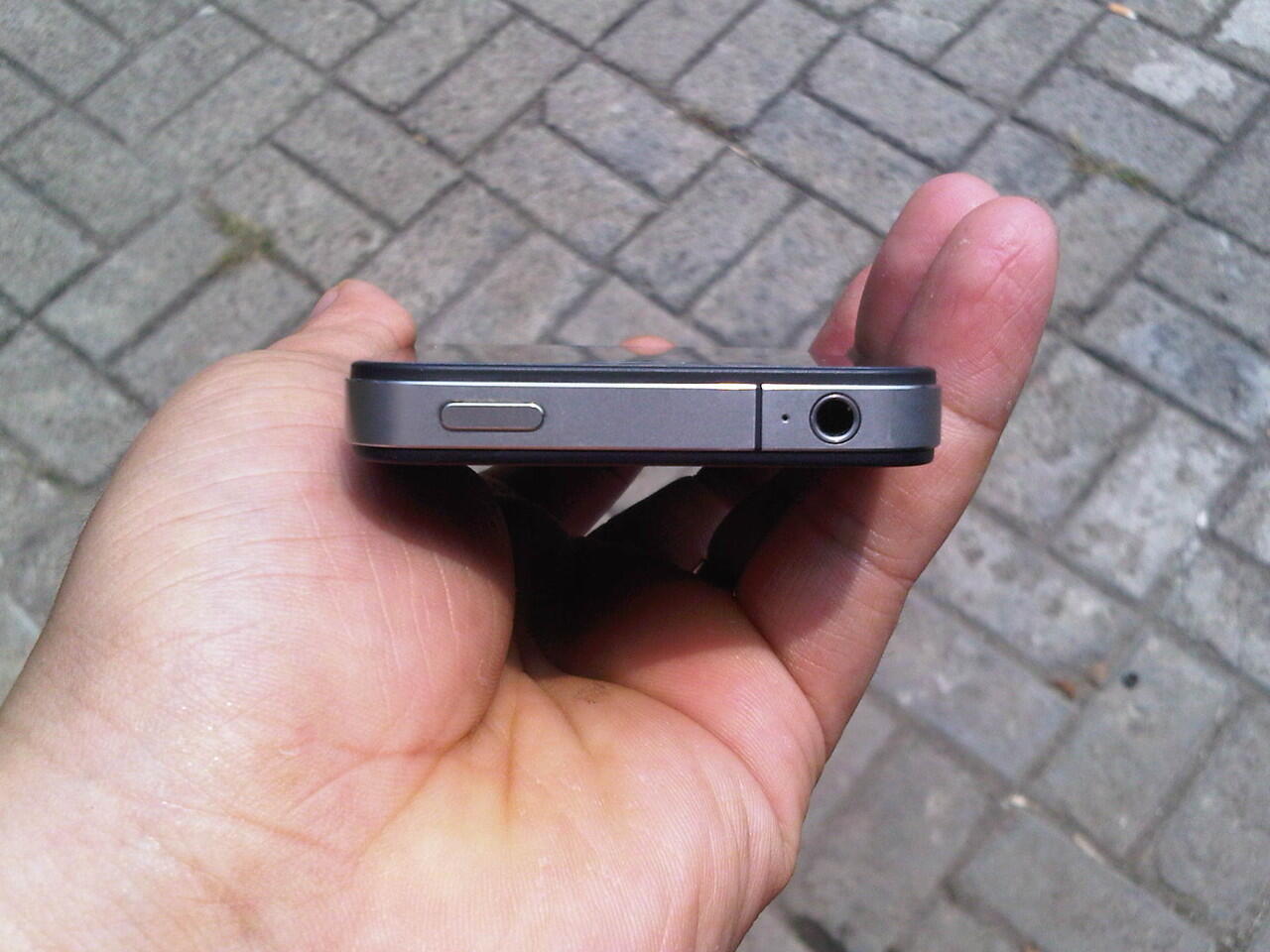 WTS: iphone 4G 16GB Black iphone 4G 16GB Black iphone 16GB Black. Mulus Dan Lengkap