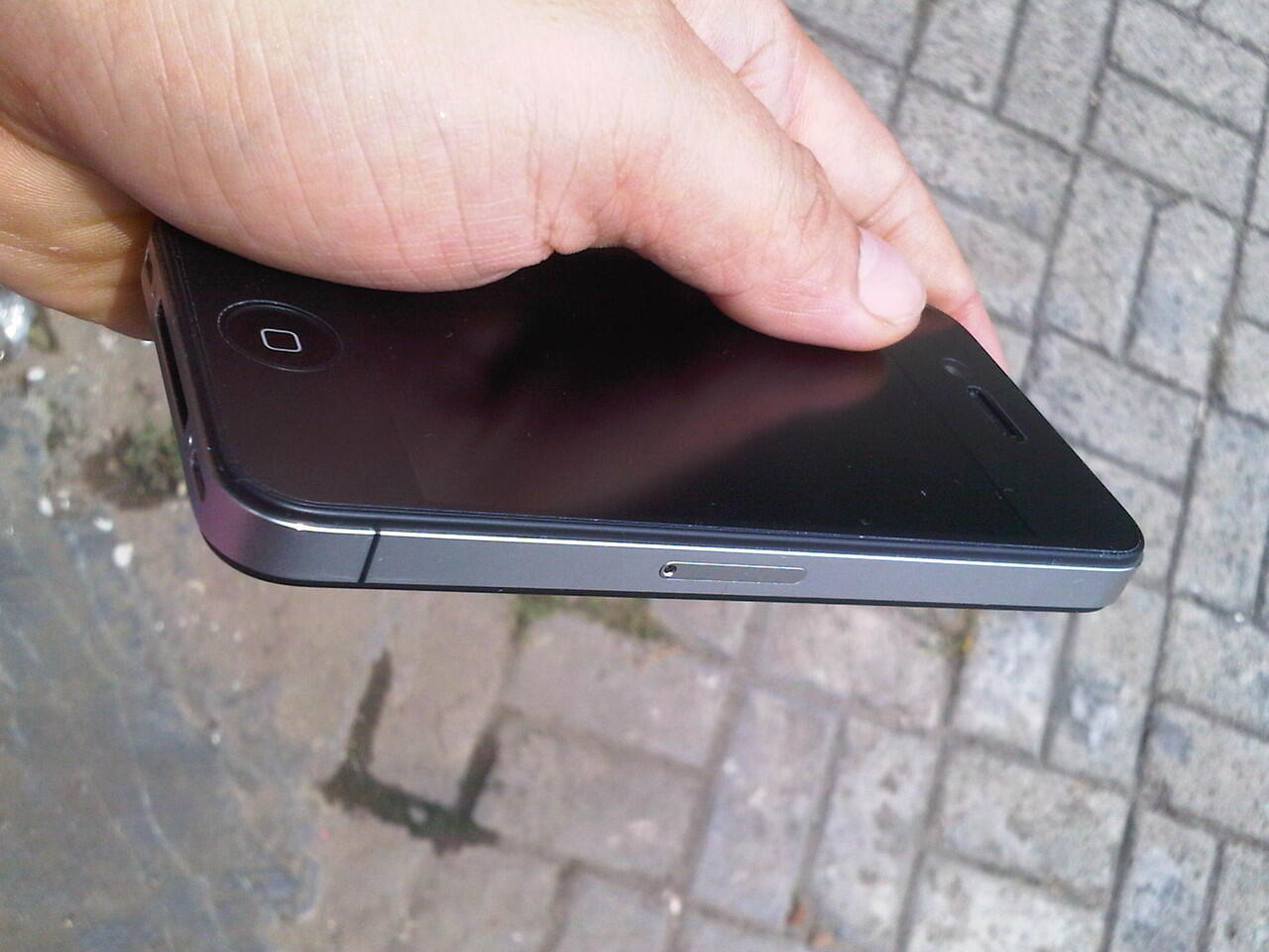 WTS: iphone 4G 16GB Black iphone 4G 16GB Black iphone 16GB Black. Mulus Dan Lengkap