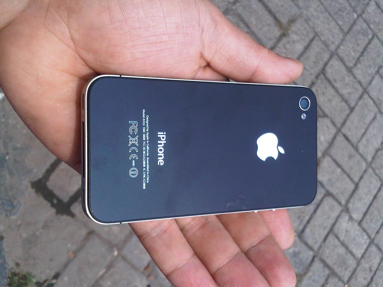 WTS: iphone 4G 16GB Black iphone 4G 16GB Black iphone 16GB Black. Mulus Dan Lengkap