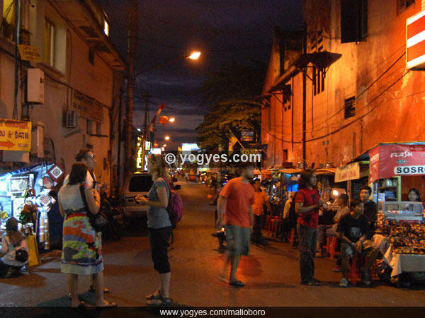 MALIOBORO - Menyusuri Jalan Karangan Bunga dan Surga Cinderamata di Kota Jogja