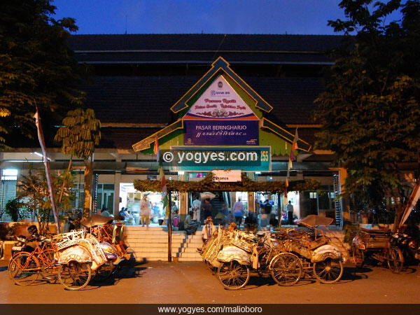 MALIOBORO - Menyusuri Jalan Karangan Bunga dan Surga Cinderamata di Kota Jogja