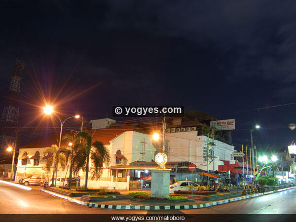 MALIOBORO - Menyusuri Jalan Karangan Bunga dan Surga Cinderamata di Kota Jogja