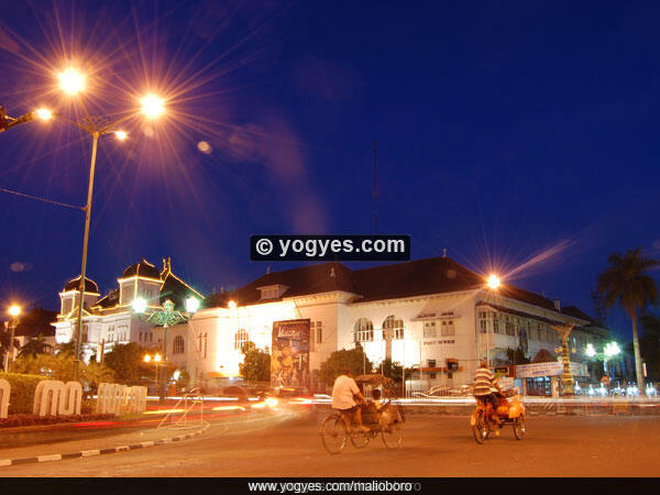 MALIOBORO - Menyusuri Jalan Karangan Bunga dan Surga Cinderamata di Kota Jogja