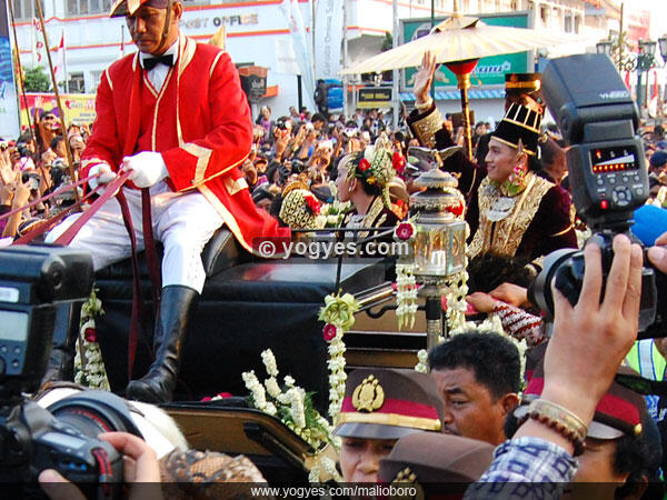 MALIOBORO - Menyusuri Jalan Karangan Bunga dan Surga Cinderamata di Kota Jogja