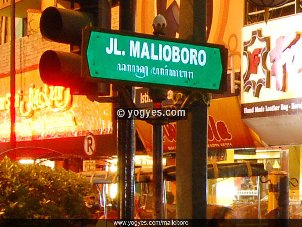 MALIOBORO - Menyusuri Jalan Karangan Bunga dan Surga Cinderamata di Kota Jogja