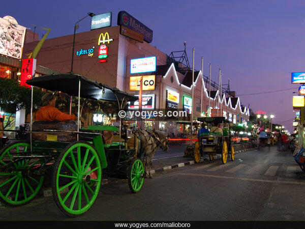MALIOBORO - Menyusuri Jalan Karangan Bunga dan Surga Cinderamata di Kota Jogja