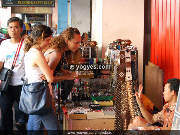 MALIOBORO - Menyusuri Jalan Karangan Bunga dan Surga Cinderamata di Kota Jogja