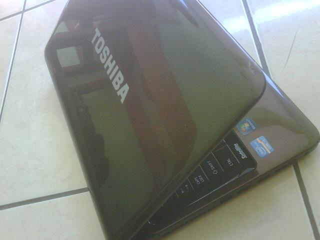Toshiba L745 core i3, ram 2GB, hdd 640GB, PES lancar jaya...only 3jt an (semarang)