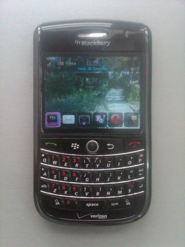 Blackberry Tour 1 second black