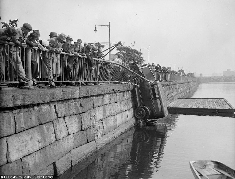 Foto-foto kecelakaan mobil tempo doeloe 1920 – 1935