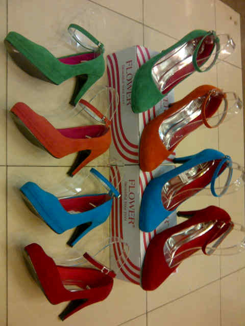 jual pakaian (Rp.150.000), Tas (Rp.300.000) accesories Hp (Rp.100.000)