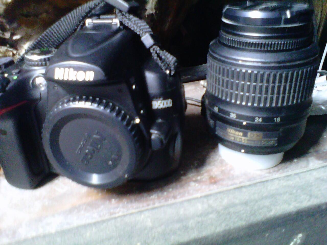 DIJUAL DSLR NIKON D5000 LIKE NEW S.C DIKIT
