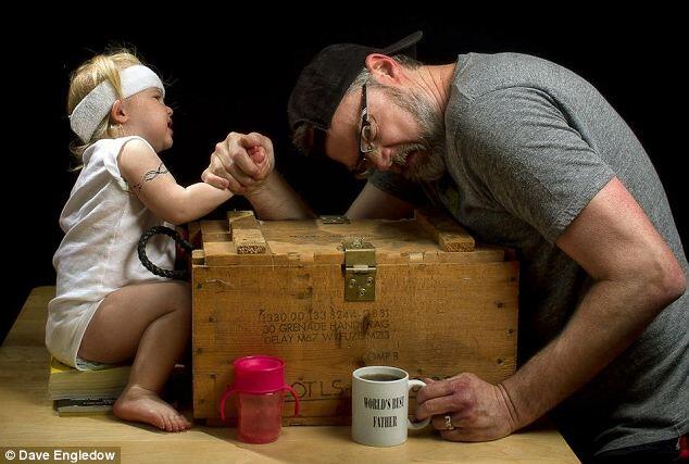 Foto Aksi Lucu Ayah dan Anak Ini Jadi Hit di Internet. Ngakak Inside.