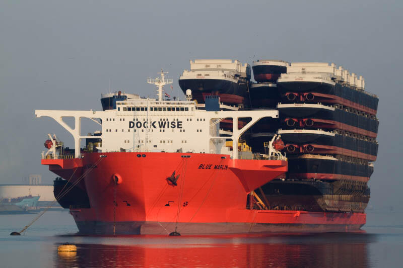 Kapal Super Besar Pembawa Rig dan Kapal Perang (MV VEKA / Dockwise Blue Marlin)