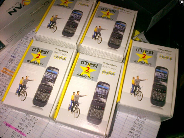 blackberry CDMA STYLE 9670 Grey/putih/ungu/merah/kuning /orange baru garansi 2 tahun