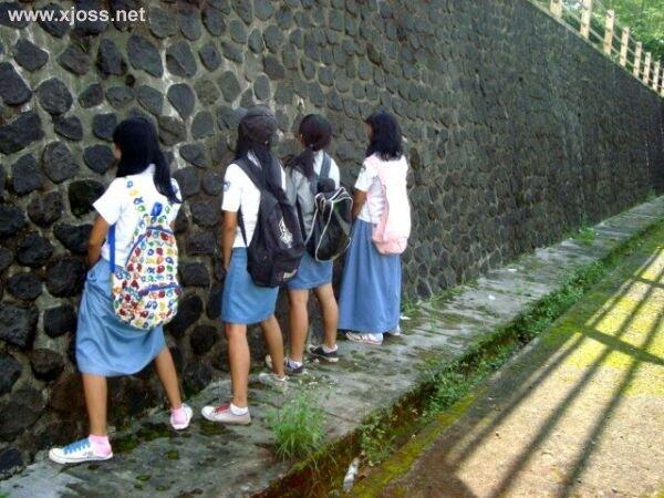 &#91;Currrrrr&#93; Ratusan Pelajar di Bali Dipaksa Kencing di Sekolah