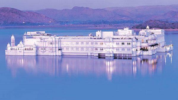 Bangunan Putih Anggun Mengapung di Atas Danau India