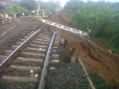 Longsor, KRL Bogor Jakarta - Lumpuh.