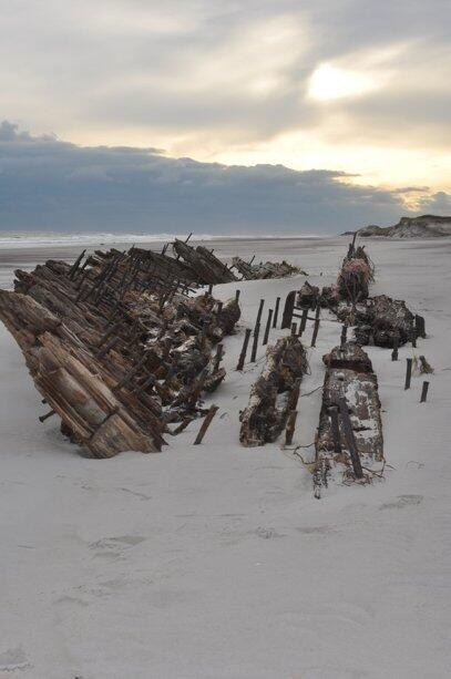 Badai Sandy Menguak Bangkai Kapal di Fire Island