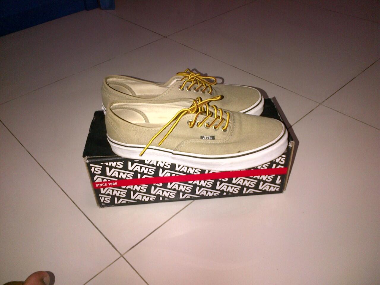 wts vans original size 43 + tees macbeth. nyesel ga masuk bro!!