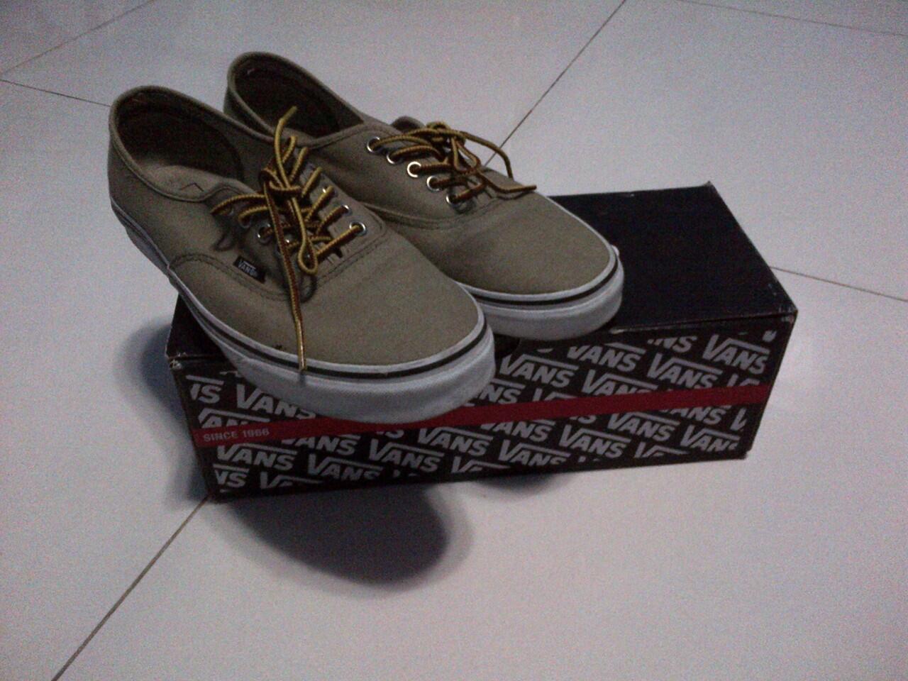 wts vans original size 43 + tees macbeth. nyesel ga masuk bro!!