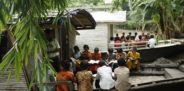 &quot;Sekolah Mengapung&quot; Tenaga Surya, Brilian di Tengah Keterbatasan