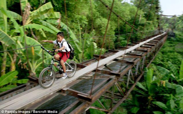 Lagi perjuangan anak sekolah indonesia di liput daily mail 