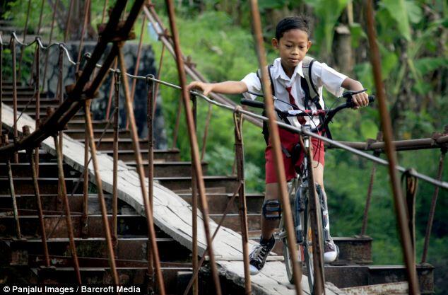 Lagi perjuangan anak sekolah indonesia di liput daily mail 