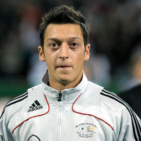 GAN.. KAKAK ANE MIRIP AMA MESUT OZIL GA SIH??