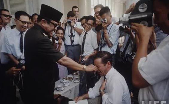 Foto Unik Presiden Soekarno Pencet Hidung Wartawan Asing..