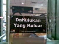 Riset : 10 Tingkah yang Harus Diubah Saat Berada di Dalam Lift
