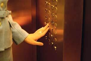 Riset : 10 Tingkah yang Harus Diubah Saat Berada di Dalam Lift