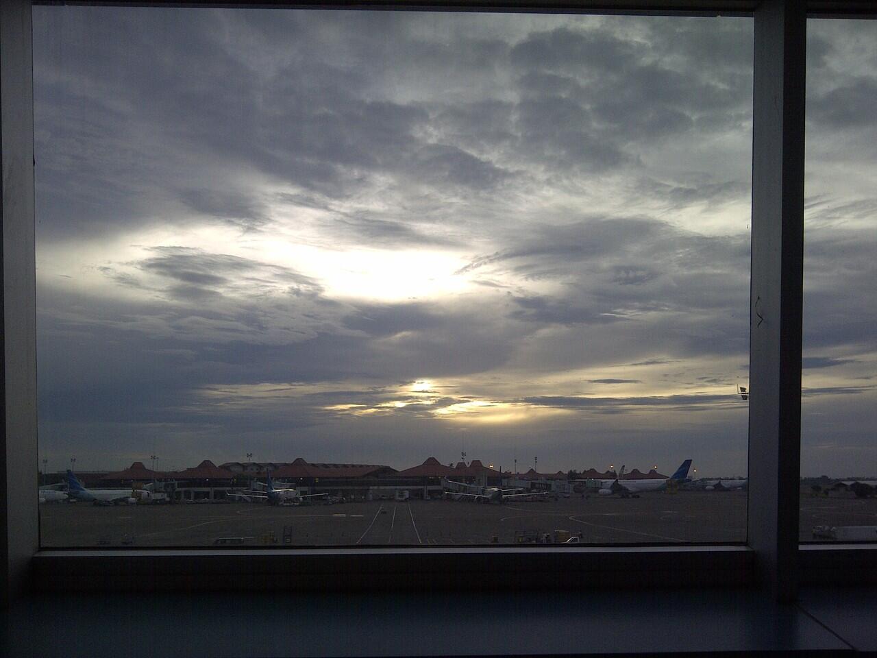 Dua pasang mata di langit!! @Bandara Soekarno hatta 16:30 25-11-2012