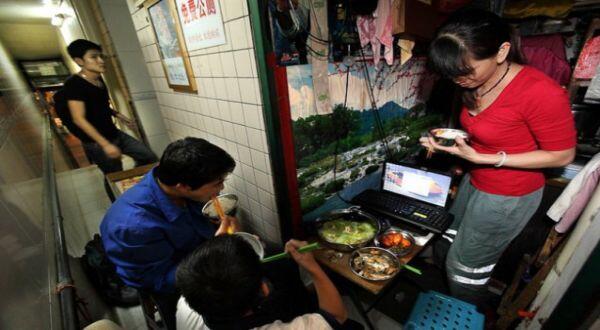 Keluarga Ini Bangun Rumah di Samping Toilet Umum