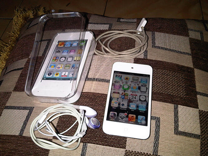 Jual ipod Touch 4th 32gb fullset
