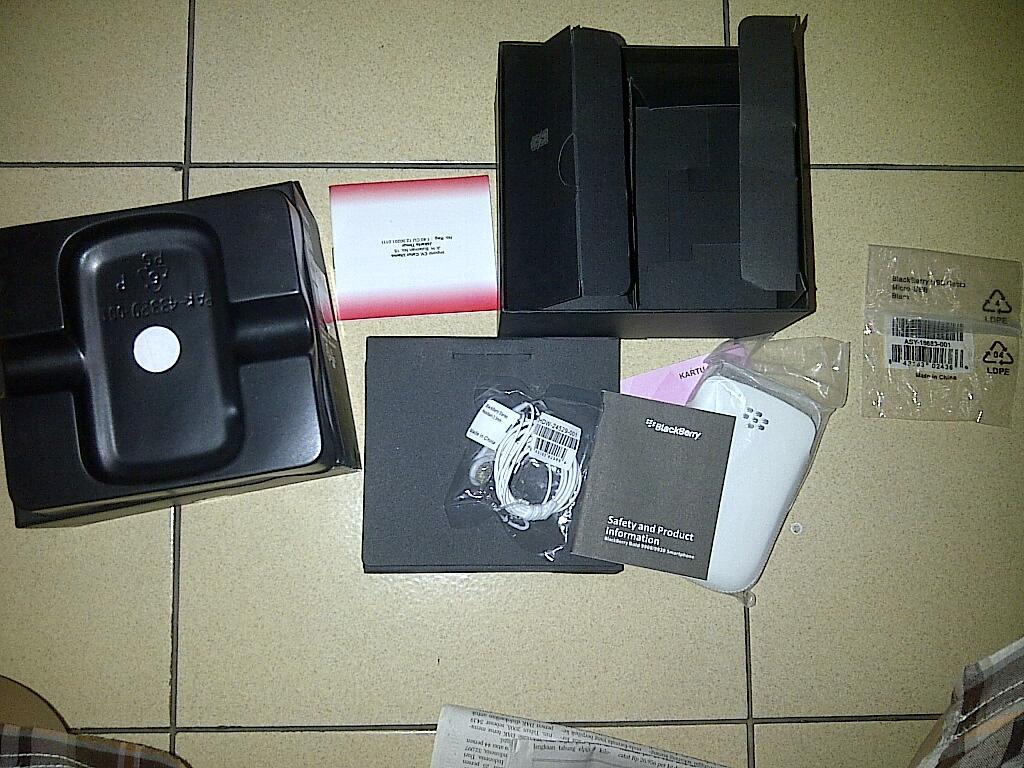 BLACKBERRY DAKOTA BOLD 9900 BARU 2 MINGGU!!