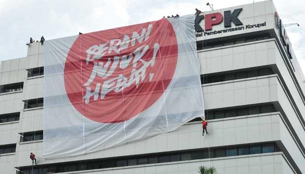 Spanduk Raksasa Tembok Gedung KPK &#91;Pic&#93;
