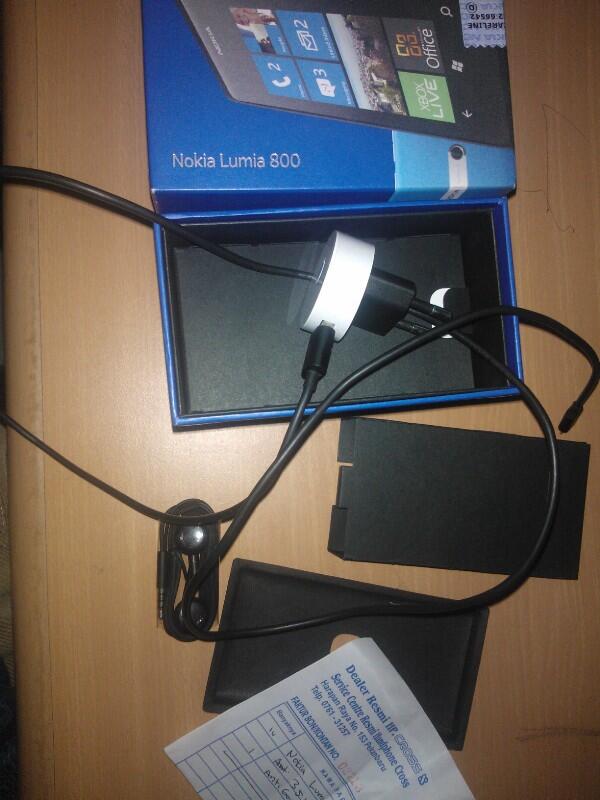 wts : repost jual nokia lumia 800 16gb putih garansi sept 2013 murah