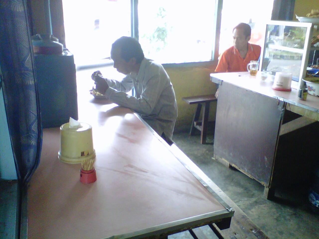 foto gubernur jokowi makan di warteg