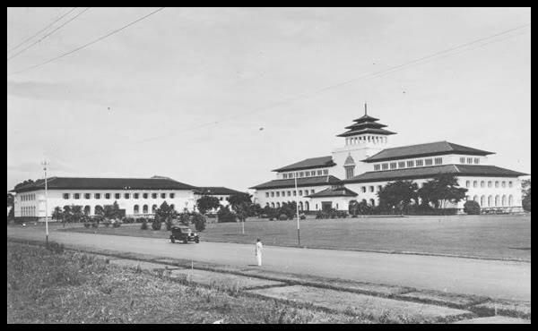&#91;FOTO&#93; Gedung sate pra-kemerdekaan dan sekarang