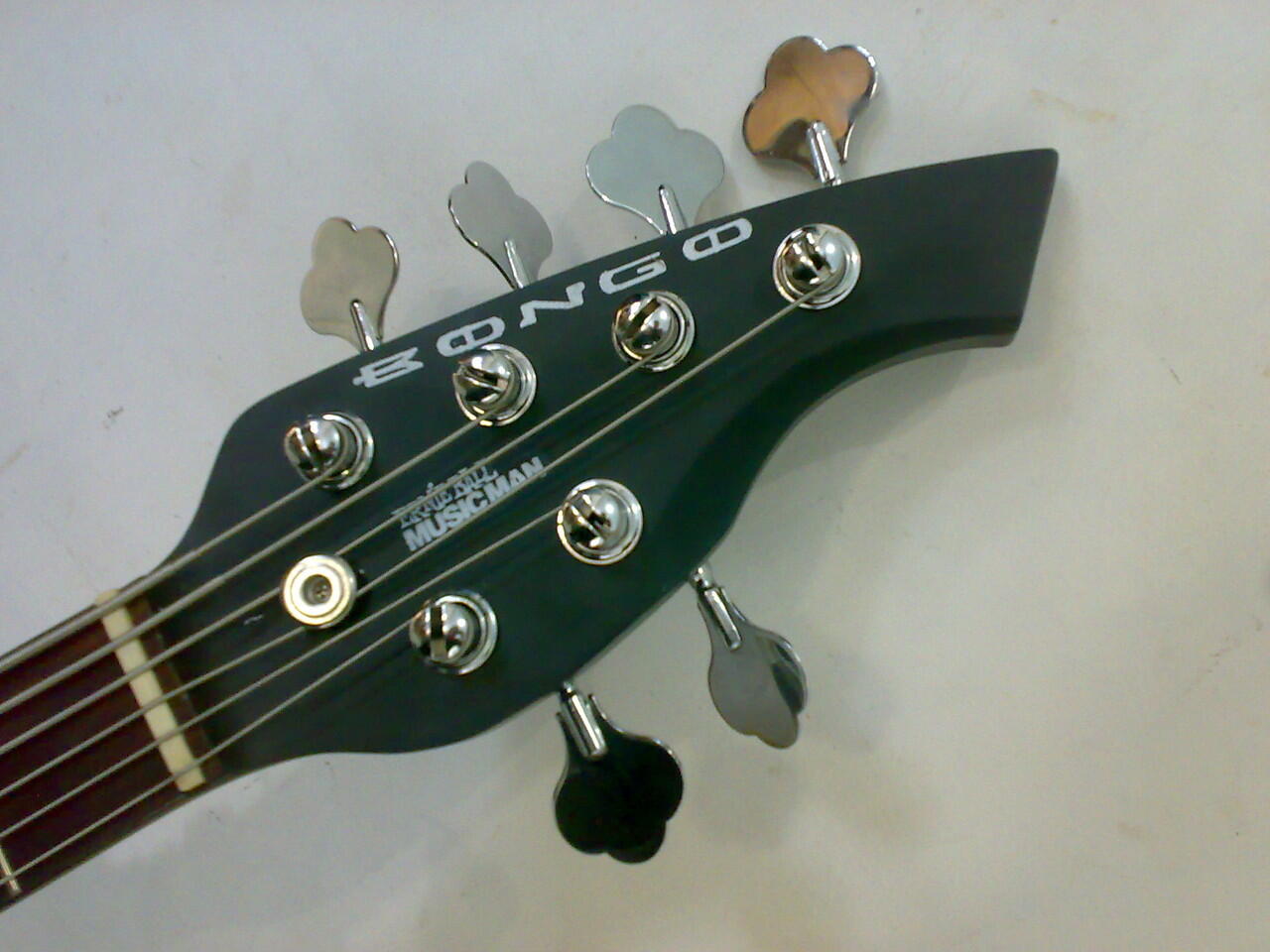 terjual gitar bass efek equalizer tuner senar terjual gitar bass efek equalizer tuner senar
