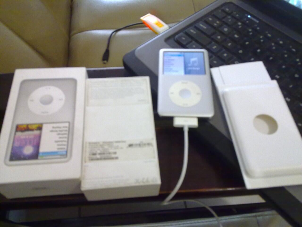 IPOD CLASSIC SILVER 160 GB /SUPER MULUS / FULSET ORIGINAL / MURAH