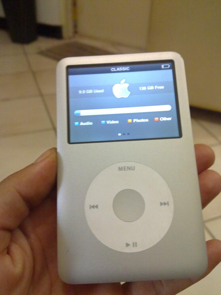 IPOD CLASSIC SILVER 160 GB /SUPER MULUS / FULSET ORIGINAL / MURAH